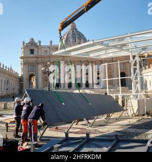 Mauro Scrobogna /LaPresse November 30, 2020&#xa0; Rom, Italien Nachrichten Vatikanstadt - Petersplatz bereitet sich auf Weihnachten vor auf dem Foto: Vorbereitungen für die Errichtung der Krippe und des Weihnachtsbaums auf der Piazza San Pietro Stockfoto