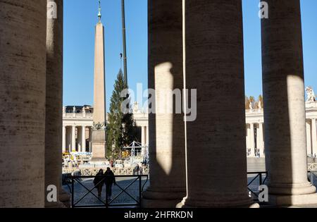 Mauro Scrobogna /LaPresse November 30, 2020&#xa0; Rom, Italien Nachrichten Vatikanstadt - Petersplatz bereitet sich auf Weihnachten vor auf dem Foto: Vorbereitungen für die Errichtung der Krippe und des Weihnachtsbaums auf der Piazza San Pietro Stockfoto