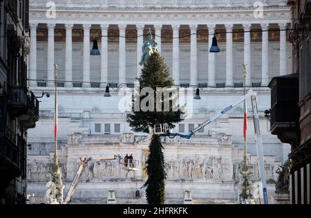 Mauro Scrobogna /LaPresse November 30, 2020&#xa0; Rom, Italien Nachrichten der Weihnachtsbaum auf der Piazza Venezia auf dem Foto: Operationen zur Vorbereitung des Weihnachtsdekors Symbol der Stadt, der Weihnachtsbaum auf der Piazza Venezia, jetzt getauft mit dem Namen 'spelacchio' Stockfoto