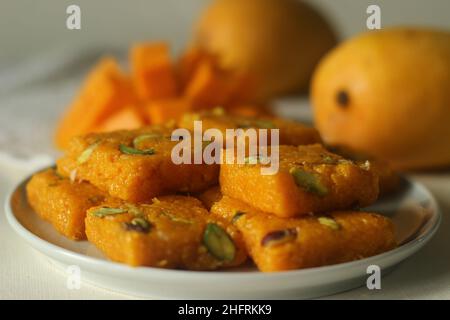 Mango Fudge oder Mango Barfi oder Mango Kalakand. Eine Mango-Version des indischen süßen Gerichts Kalakand. Ein körniges, strukturiertes, indisches Süßgericht mit Milch und Limettensaft Stockfoto