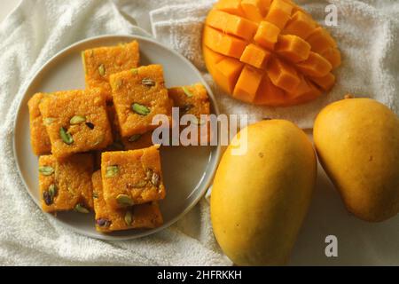 Mango Fudge oder Mango Barfi oder Mango Kalakand. Eine Mango-Version des indischen süßen Gerichts Kalakand. Ein körniges, strukturiertes, indisches Süßgericht mit Milch und Limettensaft Stockfoto