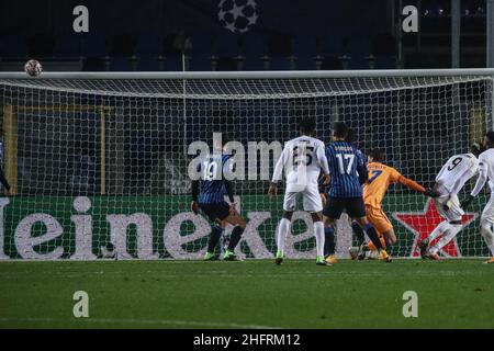 Stefano Nicoli/LaPresse 01-12-2020 Bergamo Italien Sport Soccer Atalanta vs Midtjylland UEFA Champions League - Gewiss-Stadion der Gruppe D im Picture Sory Kaba Crossbar Stockfoto