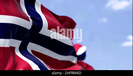 Detail der Nationalflagge Norwegens, die an einem klaren Tag im Wind winkt. Demokratie und Politik. Nordeuropäische Länder. Selektiver Fokus. Stockfoto