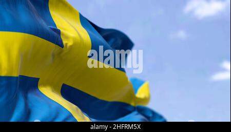 Detail der Nationalflagge Schwedens, die an einem klaren Tag im Wind winkt. Demokratie und Politik. Nordeuropäische Länder. Selektiver Fokus. Stockfoto