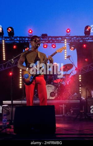 Musikfestival zwischen Klippen und Weinbergen auf der Domaine de l'Hortus. Curtis Harding im Konzert. Valflaunes, Ockzitanien, Frankreich Stockfoto