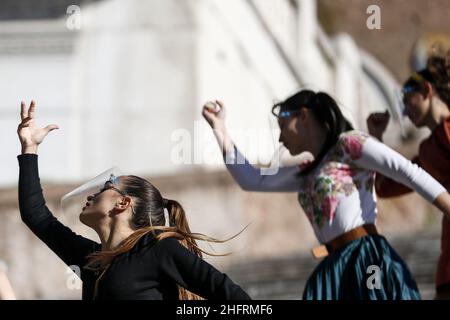 Cecilia Fabiano/LaPresse December 03, 2020 - Rome (Italy) News die Tanzschule des Art Village, die auf der Ara Coeli Treppe im Pic aufführt: Tänzer mit Gesichtsschutz Stockfoto