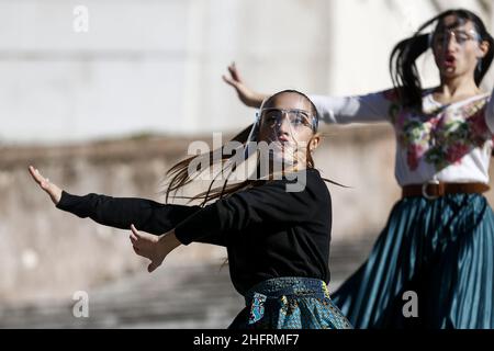 Cecilia Fabiano/LaPresse December 03, 2020 - Rome (Italy) News die Tanzschule des Art Village, die auf der Ara Coeli Treppe im Pic aufführt: Tänzer mit Gesichtsschutz Stockfoto