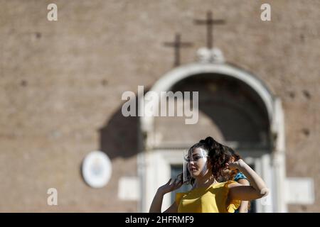 Cecilia Fabiano/LaPresse December 03, 2020 - Rome (Italy) News die Tanzschule des Art Village, die auf der Ara Coeli Treppe im Pic aufführt: Tänzer mit Gesichtsschutz Stockfoto