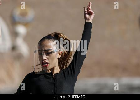 Cecilia Fabiano/LaPresse December 03, 2020 - Rome (Italy) News die Tanzschule des Art Village, die auf der Ara Coeli Treppe im Pic aufführt: Tänzer mit Gesichtsschutz Stockfoto