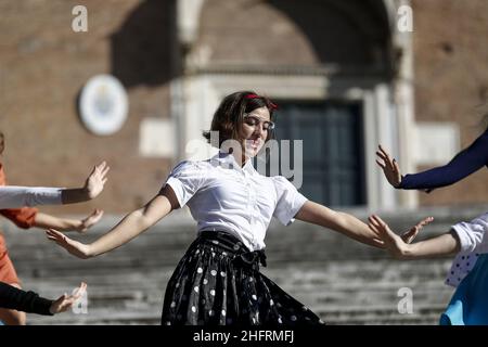 Cecilia Fabiano/LaPresse December 03, 2020 - Rome (Italy) News die Tanzschule des Art Village, die auf der Ara Coeli Treppe im Pic aufführt: Tänzer mit Gesichtsschutz Stockfoto