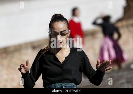Cecilia Fabiano/LaPresse December 03, 2020 - Rome (Italy) News die Tanzschule des Art Village, die auf der Ara Coeli Treppe im Pic aufführt: Tänzer mit Gesichtsschutz Stockfoto