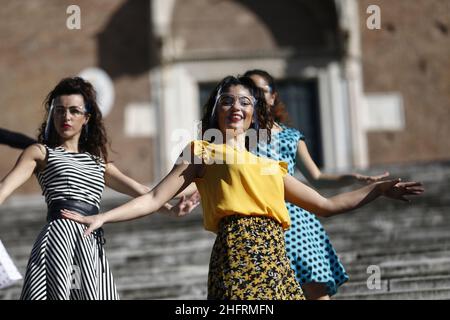Cecilia Fabiano/LaPresse December 03, 2020 - Rome (Italy) News die Tanzschule des Art Village, die auf der Ara Coeli Treppe im Pic aufführt: Tänzer mit Gesichtsschutz Stockfoto