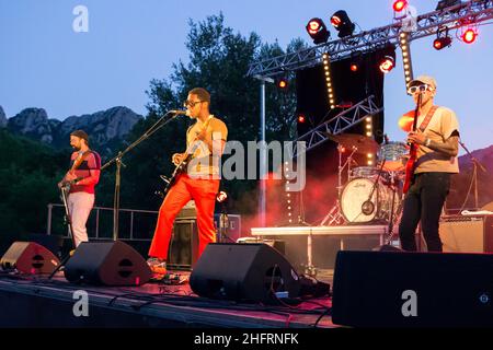 Musikfestival zwischen Klippen und Weinbergen auf der Domaine de l'Hortus. Curtis Harding im Konzert. Valflaunes, Ockzitanien, Frankreich Stockfoto