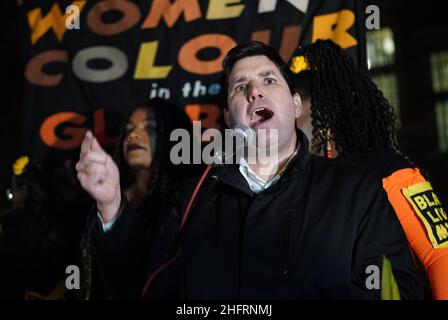 Richard Burgon, Labour-Abgeordneter für Leeds East, spricht bei einem „Kill the Bill“-Protest gegen das Gesetz über Polizei, Kriminalität, Verurteilung und Gerichte auf dem College Green, Westminster, da das Gesetz im Oberhaus in Erwägung gezogen wird. Bilddatum: Montag, 17. Januar 2022. Stockfoto