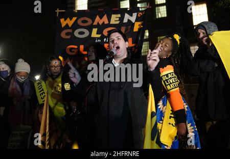 Richard Burgon, Labour-Abgeordneter für Leeds East, spricht bei einem „Kill the Bill“-Protest gegen das Gesetz über Polizei, Kriminalität, Verurteilung und Gerichte auf dem College Green, Westminster, da das Gesetz im Oberhaus in Erwägung gezogen wird. Bilddatum: Montag, 17. Januar 2022. Stockfoto