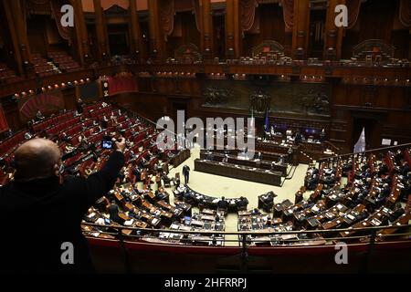 Foto Riccardo Antimiani/LaPresse/POOL Ansa 9-12-2020 Roma, Italia PoliticaConsiglio europeo, le comunicazioni di Giuseppe Conte alla Camera dei DeputatiNella Foto panmoramica della CameraPhoto Riccardo Antimiani/LaPresse/POOL Ansa Dezember 9. 2020 Rom, Italiennewsder italienische Premierminister Giuseppe Conte hält eine Rede vor der Abgeordnetenkammer über die bevorstehende Tagung des Europäischen Rates, Stockfoto