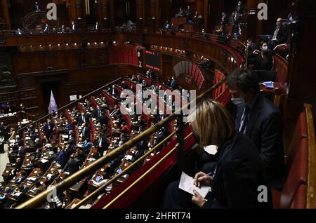 Foto Riccardo Antimiani/LaPresse/POOL Ansa 9-12-2020 Roma, Italia PoliticaConsiglio europeo, le comunicazioni di Giuseppe Nella Foto panoramicaPhoto Riccardo Antimiani/LaPresse/POOL Ansa Dezember 9. 2020 Rom, Italienische Nachrichtendeputierten während der Abstimmung nach einer Rede des italienischen Premierministers Giuseppe Conte vor dem Abgeordnetenhaus über die bevorstehende Tagung des Europäischen Rates Stockfoto