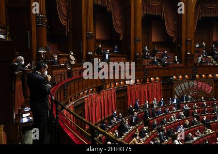 Foto Riccardo Antimiani/LaPresse/POOL Ansa 9-12-2020 Roma, Italia PoliticaConsiglio europeo, le comunicazioni di Giuseppe Nella Foto panoramicaPhoto Riccardo Antimiani/LaPresse/POOL Ansa Dezember 9. 2020 Rom, Italienische Nachrichtendeputierten während der Abstimmung nach einer Rede des italienischen Premierministers Giuseppe Conte vor dem Abgeordnetenhaus über die bevorstehende Tagung des Europäischen Rates Stockfoto