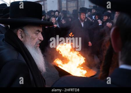 Lelov, Polen. 09th Januar 2022. Vor dem Grab von Tzadik David Biderman tanzen ultra-orthodoxe Juden (Hassiden) um das Feuer.jedes Jahr kommen ultra-orthodoxe Juden nach Lelov (Polen), um das Grab von tzadik David Biderman zu besuchen, um während seines Todestages zu beten, zu tanzen und zu singen. Dies ist die traditionelle Zeremonie der hassidischen Juden. (Foto von Wojciech Grabowski/SOPA Images/Sipa USA) Quelle: SIPA USA/Alamy Live News Stockfoto