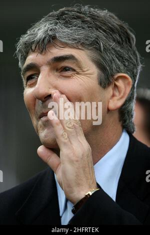 ©Jonathan Moscrop / LaPresse 03 04 2007 Milano Sport Calcio AC Mailand - Bayern Monaco - UEFA Champions League Quarti di Finale 2006 2007 Nella foto: Paolo Rossi commentatore della Sky Sport ©Jonathan Moscrop / LaPresse 03 04 2007 Mailand ( Italien ) Sport Soccer AC Mailand - Bayern München - UEFA Champions League Quarter Final erste Etappe 2006 2007 auf dem Foto: Paolo Rossi Kommentator für Sky Sports Stockfoto