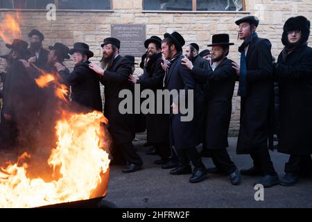 Lelov, Polen. 09th Januar 2022. Vor dem Grab von Tzadik David Biderman tanzen ultra-orthodoxe Juden (Hassiden) um das Feuer.jedes Jahr kommen ultra-orthodoxe Juden nach Lelov (Polen), um das Grab von tzadik David Biderman zu besuchen, um während seines Todestages zu beten, zu tanzen und zu singen. Dies ist die traditionelle Zeremonie der hassidischen Juden. (Foto von Wojciech Grabowski/SOPA Images/Sipa USA) Quelle: SIPA USA/Alamy Live News Stockfoto