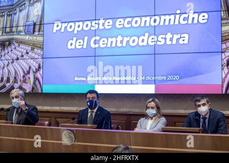 Roberto Monaldo / LaPresse 14-12-2020 Rom (Italien) die Mitte-Rechts-Koalition stellt Änderungen des Haushaltsgesetzes in dem Bild vor: Antonio Tajani, Matteo Salvini, Giorgia Meloni, Maurizio Lupi Stockfoto