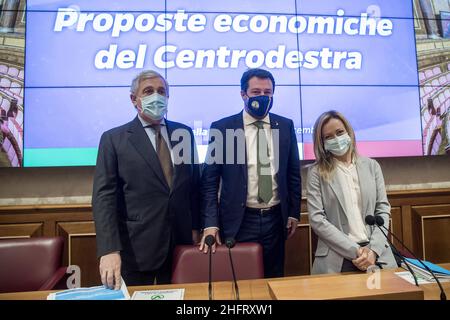 Roberto Monaldo / LaPresse 14-12-2020 Rom (Italien) die Mitte-Rechts-Koalition stellt Änderungen des Haushaltsgesetzes in dem Bild vor: Antonio Tajani, Matteo Salvini, Giorgia Meloni Stockfoto