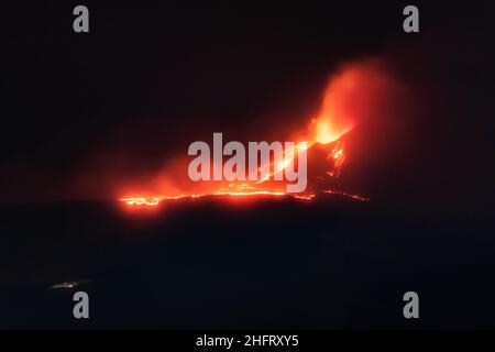 Foto Davide Anastasi/LaPresse14-12-2020 Catania, ItalienCronacaL'Etna torna a farsi sentire, l'eruzione della notteNella foto: la colata di Lava nella notteFoto Davide Anastasi/LaPresseDezember 14, 2020 Catania, ItalienNachrichtenDer Ätna bricht auf Sizilien aus Stockfoto