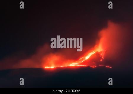 Foto Davide Anastasi/LaPresse14-12-2020 Catania, ItalienCronacaL'Etna torna a farsi sentire, l'eruzione della notteNella foto: la colata di Lava nella notteFoto Davide Anastasi/LaPresseDezember 14, 2020 Catania, ItalienNachrichtenDer Ätna bricht auf Sizilien aus Stockfoto