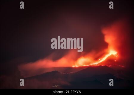 Foto Davide Anastasi/LaPresse14-12-2020 Catania, ItalienCronacaL'Etna torna a farsi sentire, l'eruzione della notteNella foto: la colata di Lava nella notteFoto Davide Anastasi/LaPresseDezember 14, 2020 Catania, ItalienNachrichtenDer Ätna bricht auf Sizilien aus Stockfoto