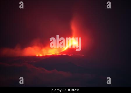 Foto Davide Anastasi/LaPresse14-12-2020 Catania, ItalienCronacaL'Etna torna a farsi sentire, l'eruzione della notteNella foto: la colata di Lava nella notteFoto Davide Anastasi/LaPresseDezember 14, 2020 Catania, ItalienNachrichtenDer Ätna bricht auf Sizilien aus Stockfoto