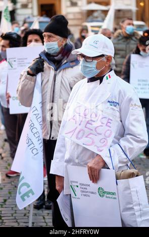 Mauro Scrobogna /LaPresse 14. Dezember 2020&#xa0; Rom, Italien Nachrichten Wirtschaftskrise - Fipet-Confesercenti Protest auf dem Foto: Demonstration von Unternehmern und Gaststättenarbeitern gegen Maßnahmen, die die Öffnung ihrer Geschäfte einschränken Stockfoto