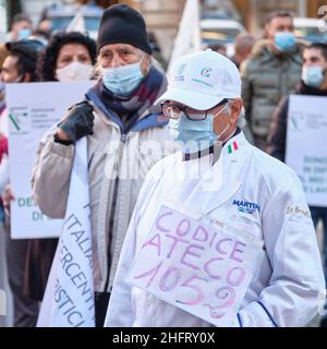 Mauro Scrobogna /LaPresse 14. Dezember 2020&#xa0; Rom, Italien Nachrichten Wirtschaftskrise - Fipet-Confesercenti Protest auf dem Foto: Demonstration von Unternehmern und Gaststättenarbeitern gegen Maßnahmen, die die Öffnung ihrer Geschäfte einschränken Stockfoto