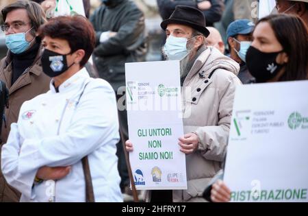 Mauro Scrobogna /LaPresse 14. Dezember 2020&#xa0; Rom, Italien Nachrichten Wirtschaftskrise - Fipet-Confesercenti Protest auf dem Foto: Demonstration von Unternehmern und Gaststättenarbeitern gegen Maßnahmen, die die Öffnung ihrer Geschäfte einschränken Stockfoto