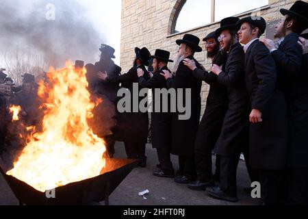 Lelov, Polen. 09th Januar 2022. Vor dem Grab von Tzadik David Biderman tanzen ultra-orthodoxe Juden (Hassiden) um das Feuer.jedes Jahr kommen ultra-orthodoxe Juden nach Lelov (Polen), um das Grab von tzadik David Biderman zu besuchen, um während seines Todestages zu beten, zu tanzen und zu singen. Dies ist die traditionelle Zeremonie der hassidischen Juden. Kredit: SOPA Images Limited/Alamy Live Nachrichten Stockfoto