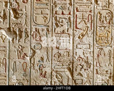 Zeichnungen und Hieroglyphen an den Wänden des Grabes von Merenptah im Tal der Könige in der Nähe von Luxor, Ägypten. Stockfoto