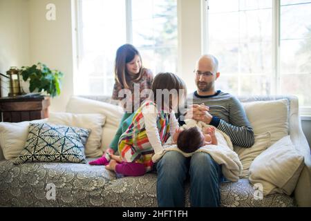 Elternschaft des Vaters, Interaktion mit Kindern zu Hause während des Lockdown Stockfoto