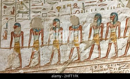 Zeichnungen und Hieroglyphen an den Wänden des Grabes von Merenptah im Tal der Könige in der Nähe von Luxor, Ägypten. Stockfoto