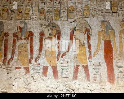 Zeichnungen und Hieroglyphen an den Wänden des Grabes von Merenptah im Tal der Könige in der Nähe von Luxor, Ägypten. Stockfoto
