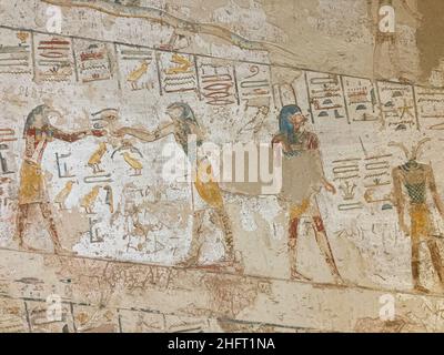 Zeichnungen und Hieroglyphen an den Wänden des Grabes von Merenptah im Tal der Könige in der Nähe von Luxor, Ägypten. Stockfoto