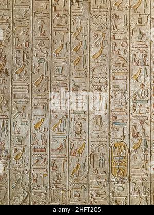 Zeichnungen und Hieroglyphen an den Wänden des Grabes von Merenptah im Tal der Könige in der Nähe von Luxor, Ägypten. Stockfoto