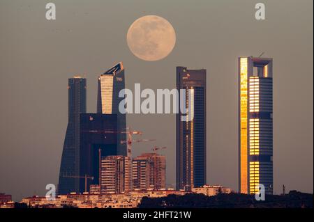 Madrid, Spanien. 17th Januar 2022. Der Vollmond im Januar steigt über den Wolkenkratzern des Geschäftsviertels Four Towers von Madrid Credit: Marcos del Mazo/Alamy Live News Stockfoto