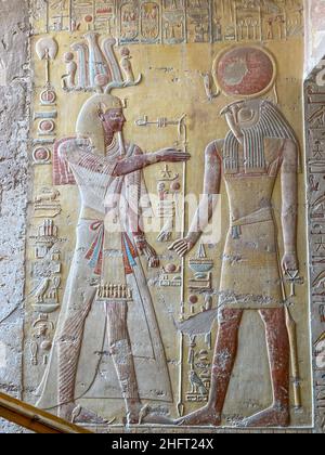 Zeichnungen und Hieroglyphen an den Wänden des Grabes von Merenptah im Tal der Könige in der Nähe von Luxor, Ägypten. Stockfoto
