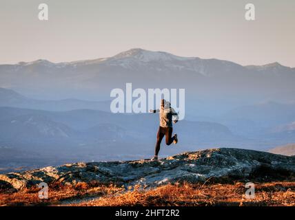 Männlicher Trailrunner läuft auf dem Gipfel des Foss Mountain, New Hampshire Stockfoto