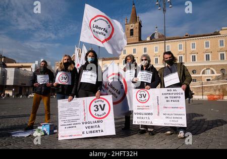 Mauro Scrobogna /LaPresse 20. Dezember 2020&#xa0; Rom, Italien Nachrichten 3V Bewegung Präsidium - kein vax auf dem Foto: Piazza del Popolo, ein Präsidium der Bewegung von 3V, die nach der Wahrheit über Impfstoffe, Covid, Vertrauen, Korruption, Besitz von Geld fragt, Elektromagnetische Verschmutzung und 5G Stockfoto