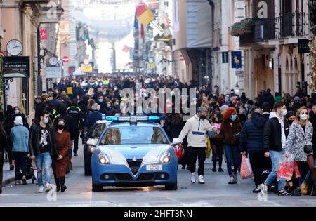 Mauro Scrobogna /LaPresse December 20, 2020&#xa0; Rom, Italy News Weihnachten Einkaufen auf dem Foto: Überfüllte Straßen und Checkpoints in der Via del Corso Stockfoto