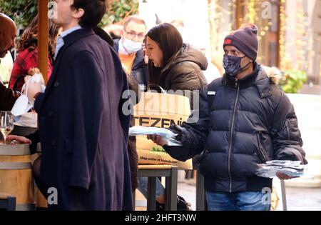 Mauro Scrobogna /LaPresse Dezember 20, 2020&#xa0; Rom, Italien Nachrichten Weihnachten Einkaufen auf dem Foto: Straßenverkäufer von Masken Stockfoto