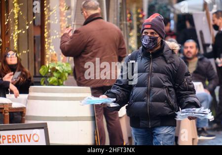 Mauro Scrobogna /LaPresse Dezember 20, 2020&#xa0; Rom, Italien Nachrichten Weihnachten Einkaufen auf dem Foto: Straßenverkäufer von Masken Stockfoto