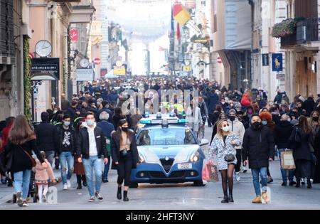 Mauro Scrobogna /LaPresse December 20, 2020&#xa0; Rom, Italy News Weihnachten Einkaufen auf dem Foto: Überfüllte Straßen und Checkpoints in der Via del Corso Stockfoto