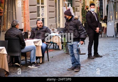 Mauro Scrobogna /LaPresse Dezember 20, 2020&#xa0; Rom, Italien Nachrichten Weihnachten Einkaufen auf dem Foto: Straßenverkäufer von Masken Stockfoto